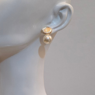 Earrings Pearl Gold Detail Design