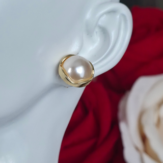 Earrings Pearl Gold Detail Design